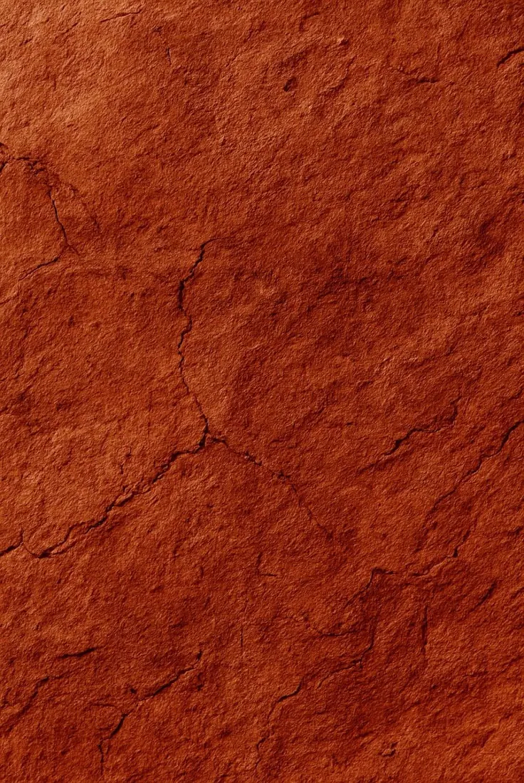 Mulher vestindo camisa terracota e calça de algodão cru em interior de barro e madeira